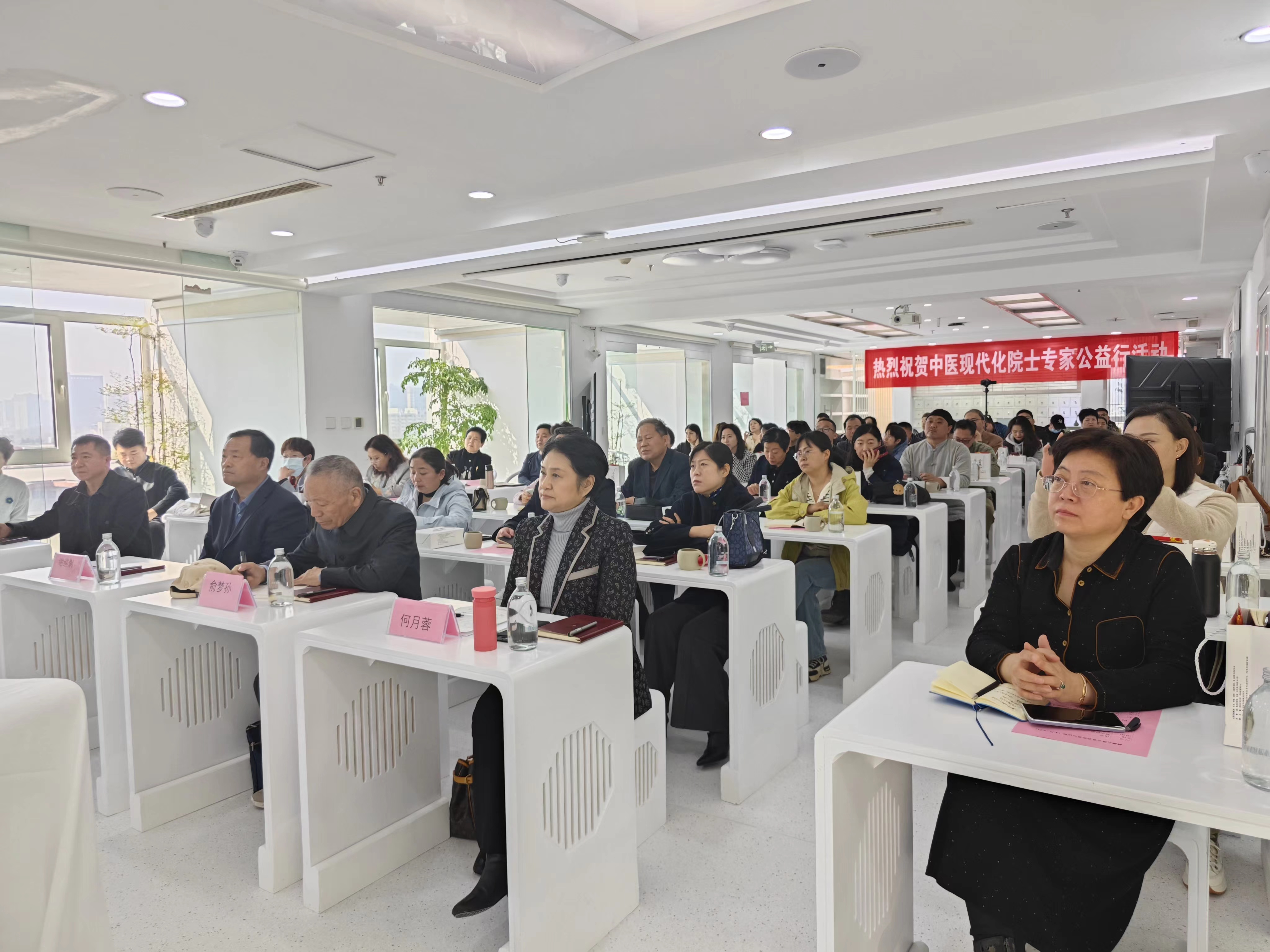 活动现场座无虚席.jpg